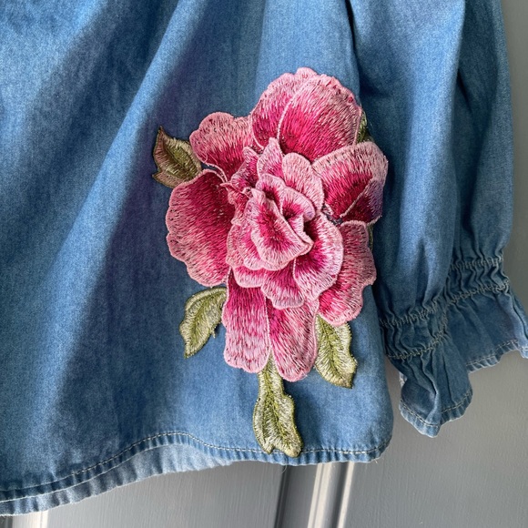 Mebon Denim off the shoulder crop top w/ embroidered flower w/ Y2K vibe Sz. Med - Picture 2 of 3